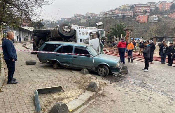 Beykoz'da kamyon bahçe duvarına çarparak devrildi