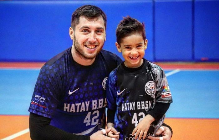 Beykoz Belediyespor Hentbol Takımı oyuncusu Cemal Kütahya ve oğlu Çınar Kütahya