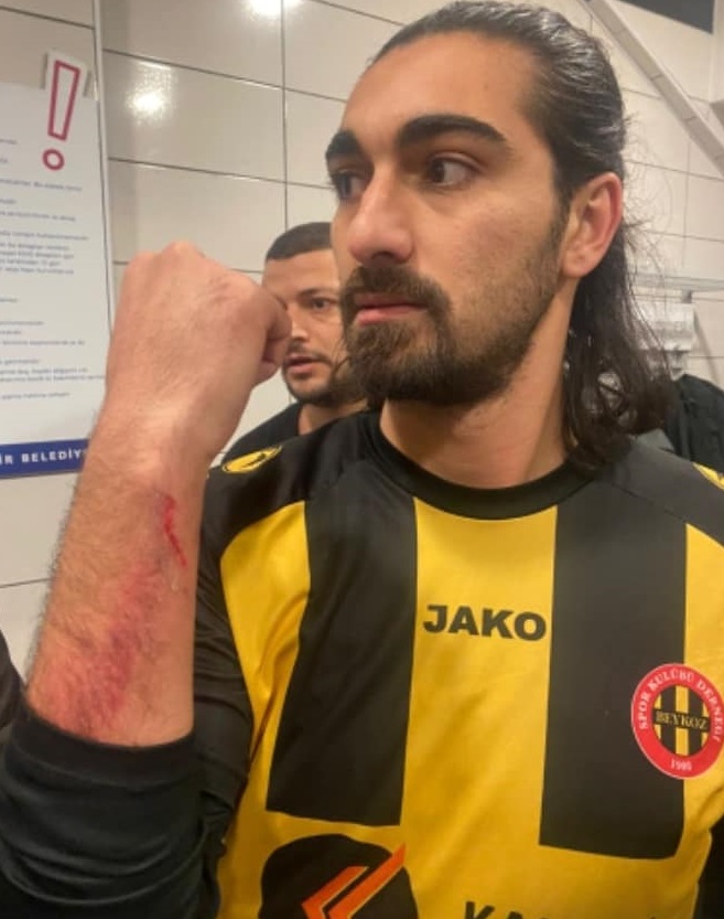 GOP taraftarı Beykoz futbolcularına saldırdı!