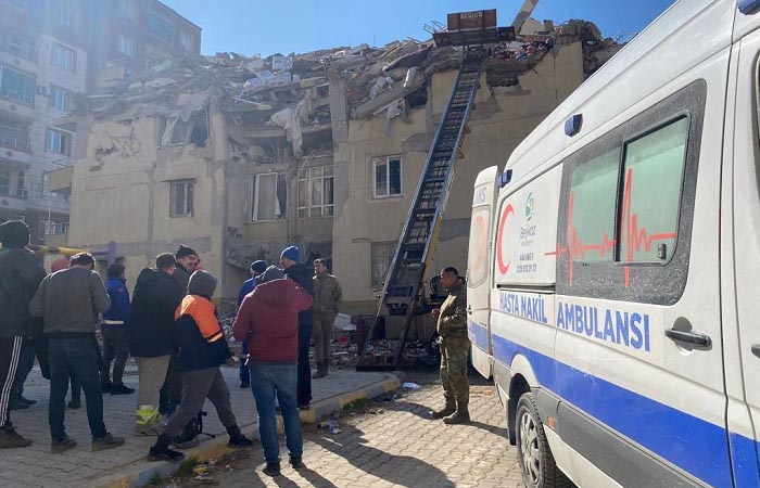 Beykoz Belediyesi ekipleri 60 saat sonra enkazdan bir kişiyi kurtardı