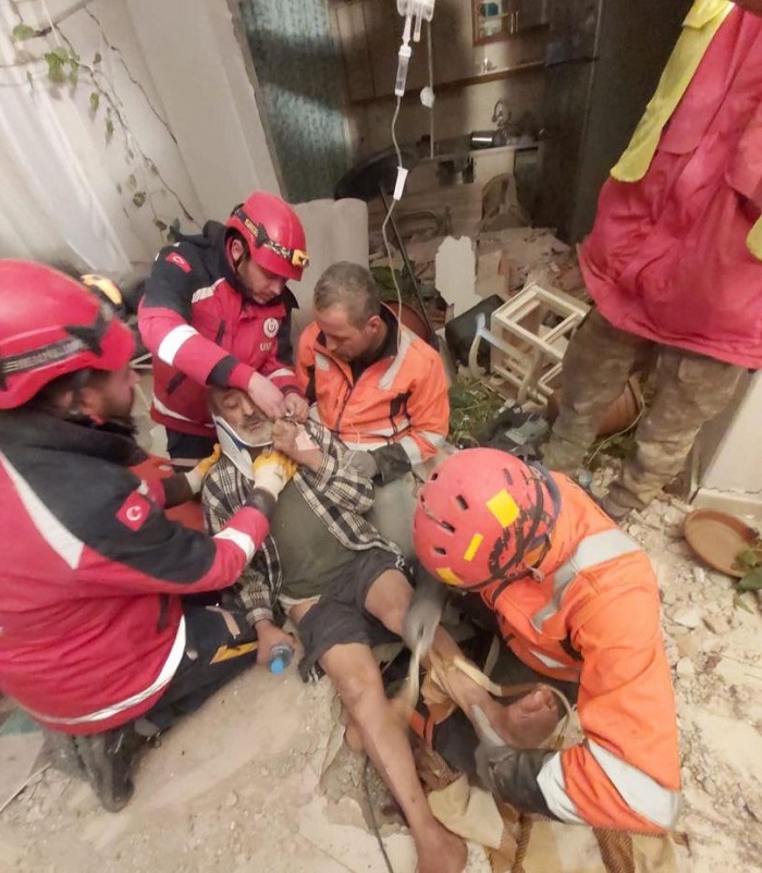 Beykoz RAK-DER ekiplerinden Hatay’da depremden 163. saat sonra bir mucize daha