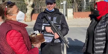 beykoz-da-gorev-basindaki-polise-dogum-gunu-surpri_4588-1