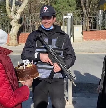 beykoz-da-gorev-basindaki-polise-dogum-gunu-surpri_4588-1