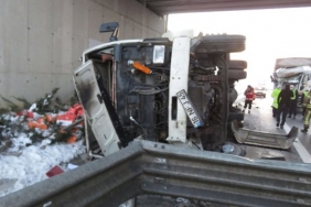 beykoz-da-kaza-meyve-suyu-yuklu-kamyon-devrildi_3317-1