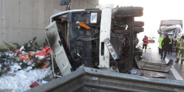 beykoz-da-kaza-meyve-suyu-yuklu-kamyon-devrildi_3317-1