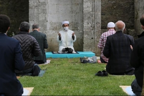 beykoz-da-salgin-sonrasi-ilk-cuma-namazi-kilindi_6485-1