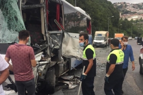 beykoz-da-servis-araciyla-cop-kamyonu-carpisti_4538-1
