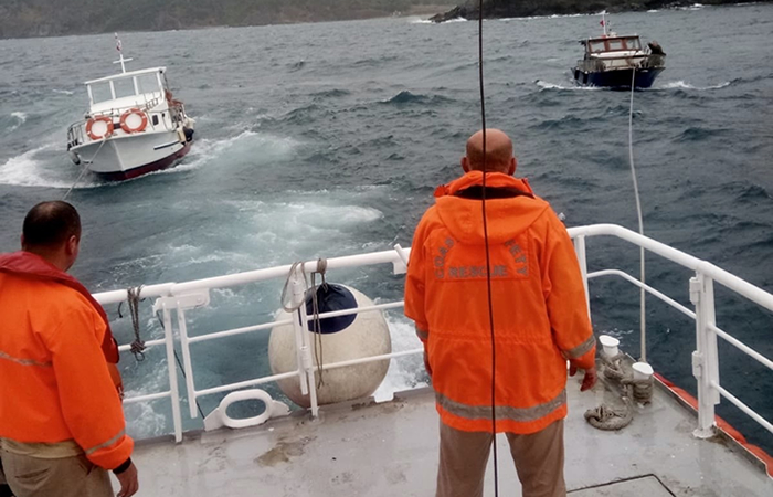 Beykoz Riva açıklarında sürüklenen 2 tekne kurtarıldı