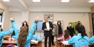 isbaskan-murat-aydin-dan-miniklere-dis-bakim-seti_4936-4