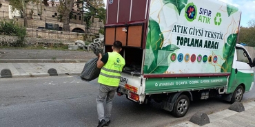 isbeykoz-da-eski-giysiler-cope-degil-kumbaraya_8870-4