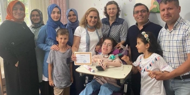 isbeykoz-da-evde-egitim-goren-nehir-in-karne-sevinci_5573-4