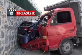 isbeykoz-da-freni-tutmayan-kamyonet-otomobile-carpti_9577-1