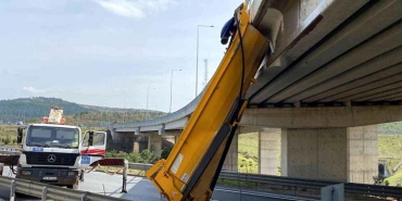 isbeykoz-da-korkulu-anlar-viyadukte-asili-kaldi_5966-4