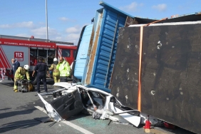 isbeykoz-da-korkunc-kaza-tir-otomobili-kagit-gibi-ez_4235-1