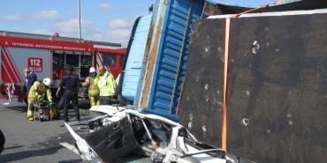 isbeykoz-da-korkunc-kaza-tir-otomobili-kagit-gibi-ez_4235-1