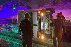 isbeykoz-da-otomobilin-sikistirdigi-tir-takla-atti_9130-4