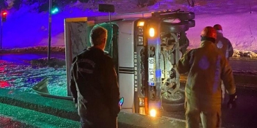 isbeykoz-da-otomobilin-sikistirdigi-tir-takla-atti_9130-4