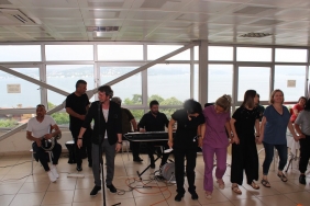 isbeykoz-da-sarkilar-saglik-calisanlarina-destek-ici_9372-1