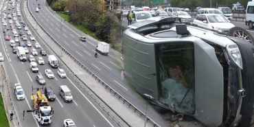 isbeykoz-da-takla-atan-arac-trafigi-kilitledi_2024-1