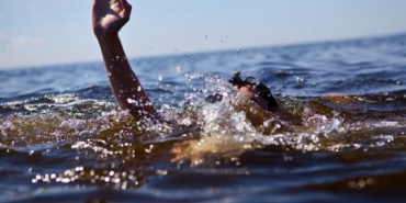 isbeykoz-da-yasaga-ragmen-denize-giren-kisi-boguldu_1141-1