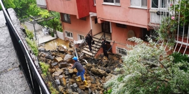 isbeykoz-da-yogun-yagmurdan-istinat-duvari-coktu-3-b_3337-1