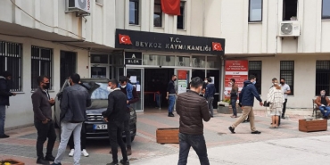 isbeykoz-kaymakamligi-nin-onunde-izin-yogunlugu-_7116-1