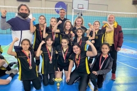 isbeykoz-un-voleybolcu-kizlari-kupayi-kapti_6520-4