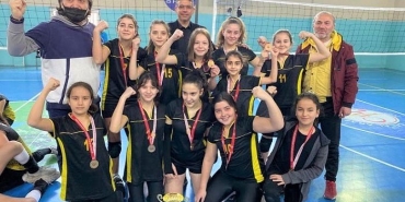 isbeykoz-un-voleybolcu-kizlari-kupayi-kapti_6520-4