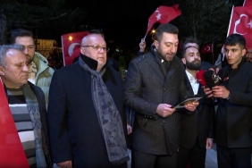 issezen-aksu-beykoz-daki-evinin-onunde-protesto-edil_6762-4