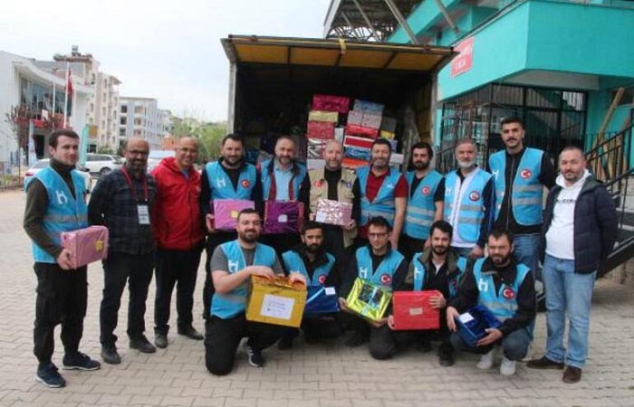 Bosna Hersek'te yaşayan çocuklar, Kahramanmaraş merkezli depremlerde binaların yıkıldığı Hatay'daki yaşıtlarına hediye paketleri gönderdi. Yetim Vakfı Beykoz Gönüllüleri tarafından dağıtılan yardımlar, depremzede çocukların yüzünü güldürdü.