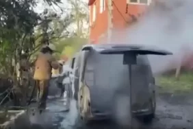 Beykoz’da yanan minibüsten canını zor kurtardı