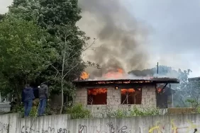 Beykoz’da metruk bina alev alev yandı