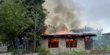 Beykoz’da metruk bina alev alev yandı