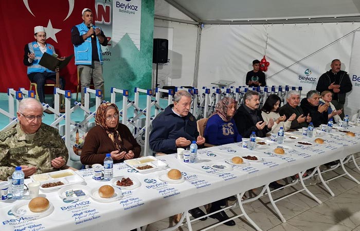 Beykoz Belediyesi’nin aşevinde kardeş şehir sakinleriyle iftar yapan Milli Savunma Bakanı Hulusi Akar