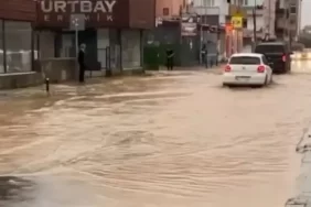 Beykoz’da sağanak yolları göle çevirdi