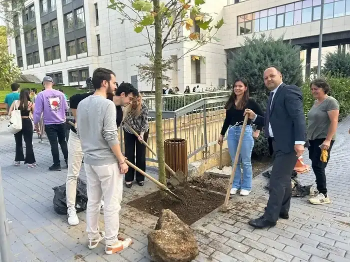 Beykoz'da öğrenciler 100. yıl anısına fidan dikti