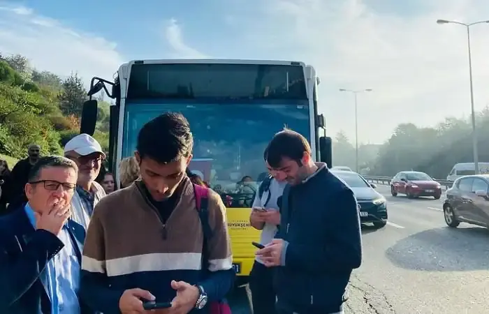 Beykoz otobüsü arızalandı! Yolcular köprüde mahsur kaldı