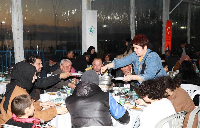 ??????Boğaz’a nazır Beykoz İftar Çadırı dolup taşıyor
