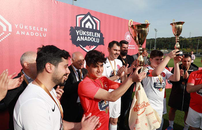 Çevre, Şehircilik ve İklim Değişikliği Bakanı depremzede çocuklarla Beykoz'da maç yaptı