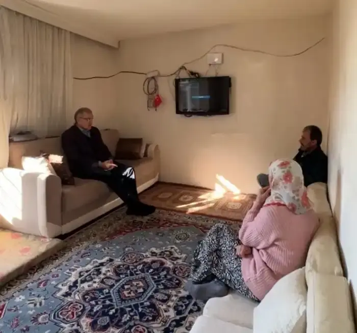 Beykoz Belediye Başkanı depremzede aileyi ziyaret etti