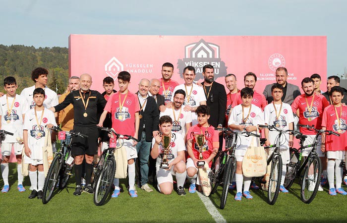 Çevre, Şehircilik ve İklim Değişikliği Bakanı depremzede çocuklarla Beykoz'da maç yaptı