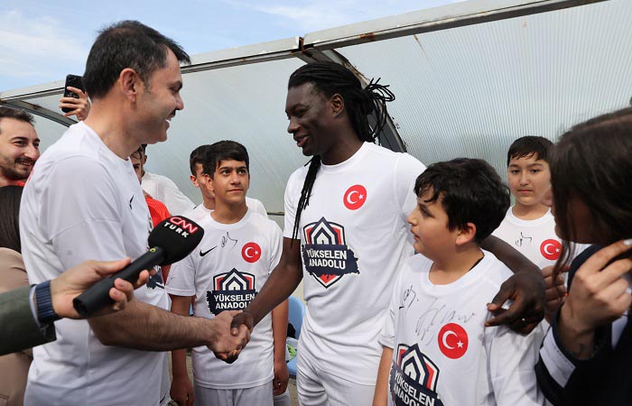 Çevre, Şehircilik ve İklim Değişikliği Bakanı depremzede çocuklarla Beykoz'da maç yaptı
