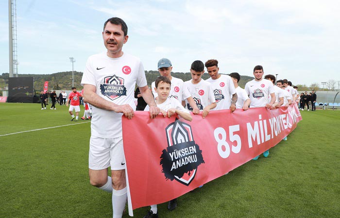 Çevre, Şehircilik ve İklim Değişikliği Bakanı depremzede çocuklarla Beykoz'da maç yaptı