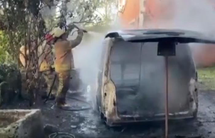 Beykoz’da yanan minibüsten canını zor kurtardı