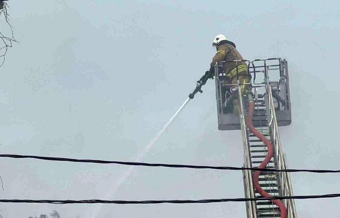 Beykoz'da 3 katlı bina alevler teslim oldu!