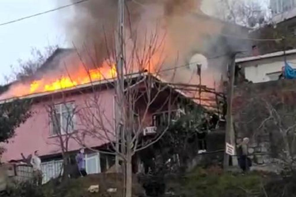 Beykoz’da gecekondu çatısında yangın