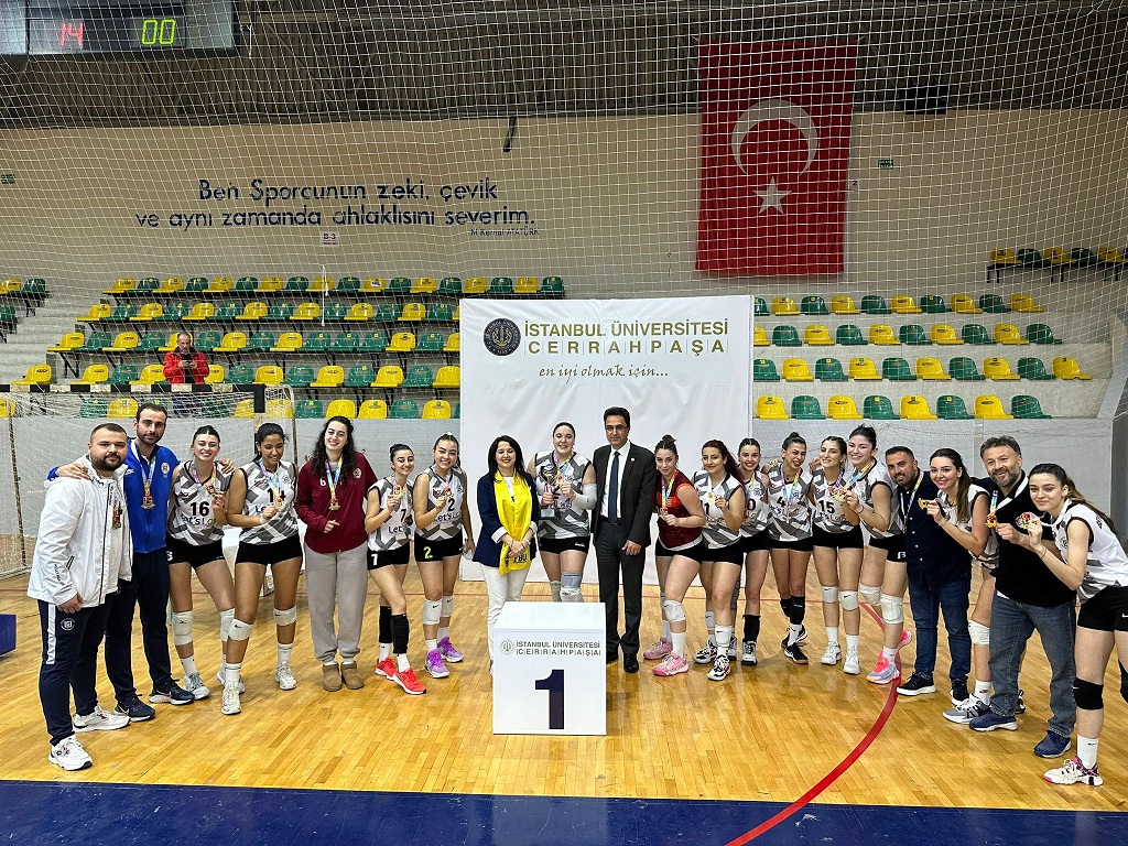 Beykoz Üniversitesi kadın voleybolcuları şampiyon oldu