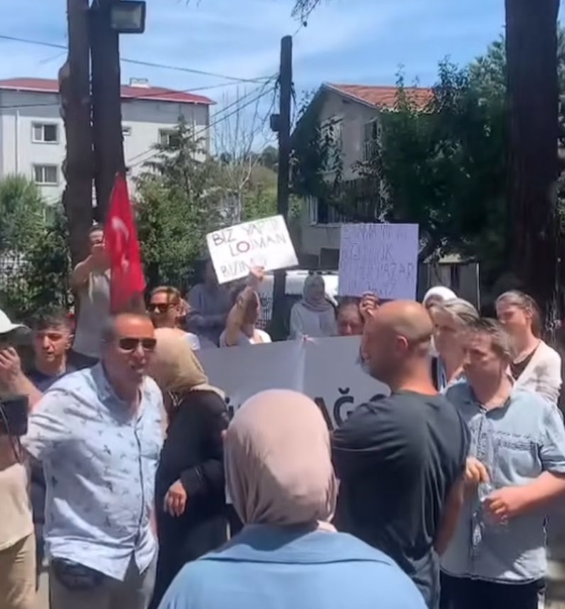 Beykoz’da lojmana çöken Süleymancılar protesto edildi (2)
