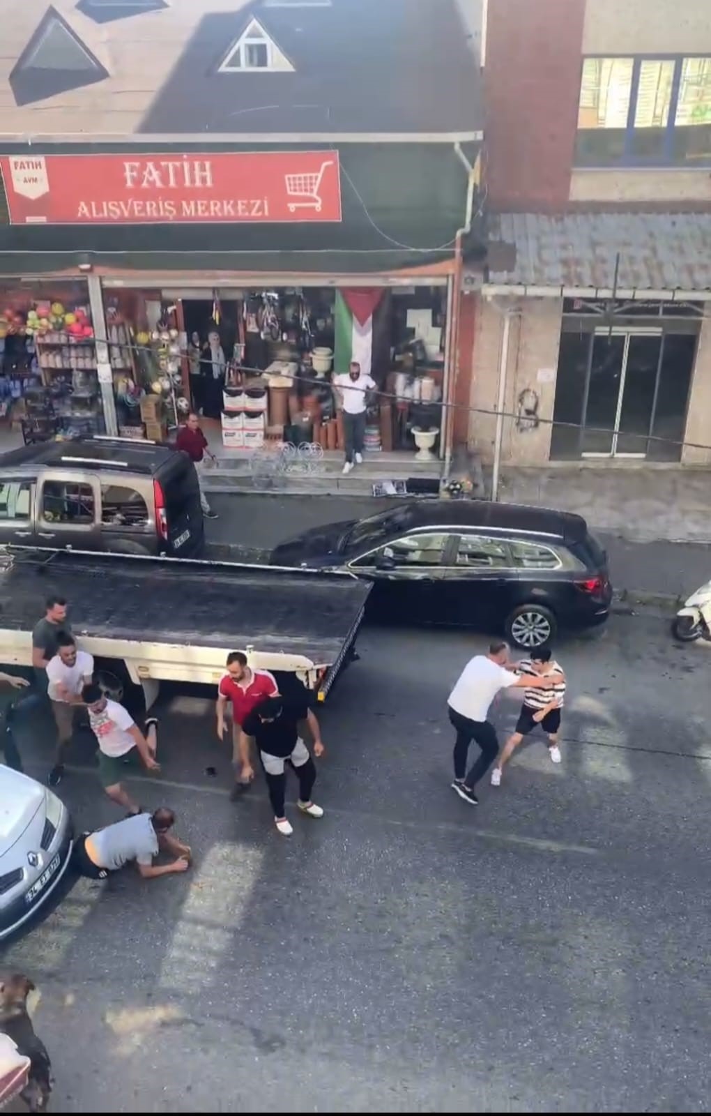 Beykoz'da iki sürücü arasında trafik nedeniyle başlayan tartışma, küfürlü kavgaya dönüştü. Sürücülerden biri, yere yatırılarak diğer sürücü ve yanındakiler tarafından tekmelendi. Tekmelenen sürücü başından yaralandı.