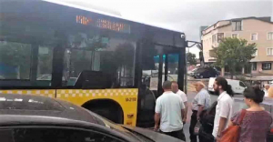 beykoz'da-iett-otobüsü-yolda-kaldı